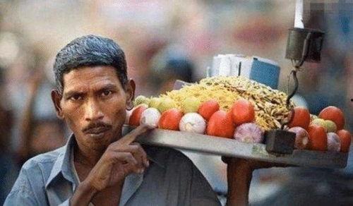 印度网红夫妇吃瓜事件,揭秘网络红人的争议瞬间