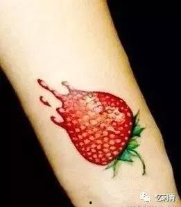 右腿纹身的网红吃瓜,揭秘网络红人的背后故事