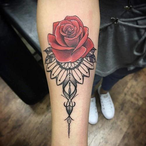 右腿纹身的网红吃瓜,揭秘网络红人的背后故事