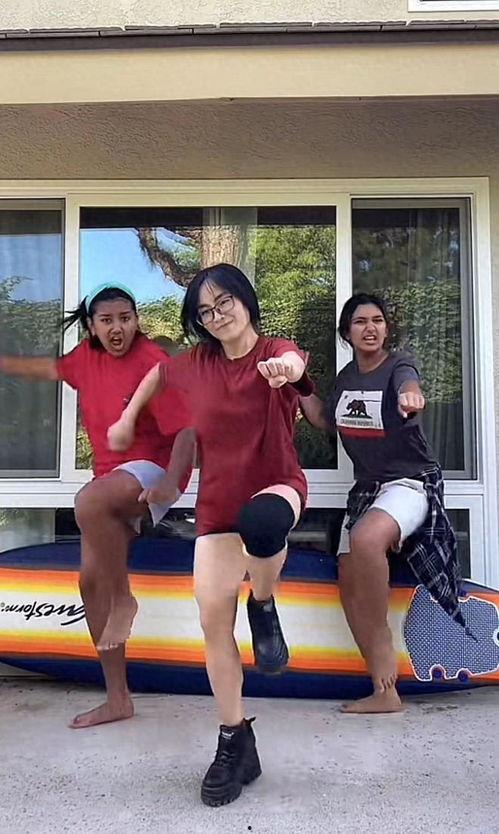 俄罗斯网红吃瓜视频,俄罗斯吃瓜视频揭秘幕后真相